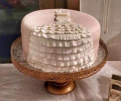 שולחן למעצבת שמלות כלה