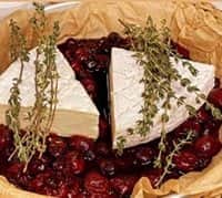 גבינת קממבר על פירות יער מקורמלים