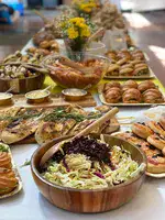 שולחן הרמת כוסית לחג לקבוצת קסטרו הודיס