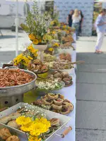 שולחן הרמת כוסית לחג לקבוצת קסטרו הודיס