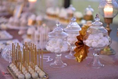 שולחן מעוצב עם נוף הים התיכון