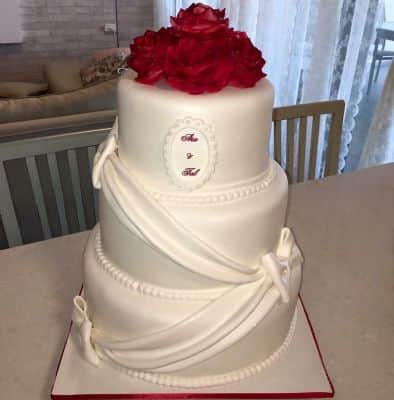 עוגת חתונה ורדים אדומים