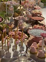 שולחן ממתקים ורוד וזהב